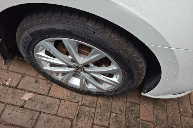 Used Volkswagen Lavida 2017 1.6L Automatic Comfort Edition Right Front Wheel Hub