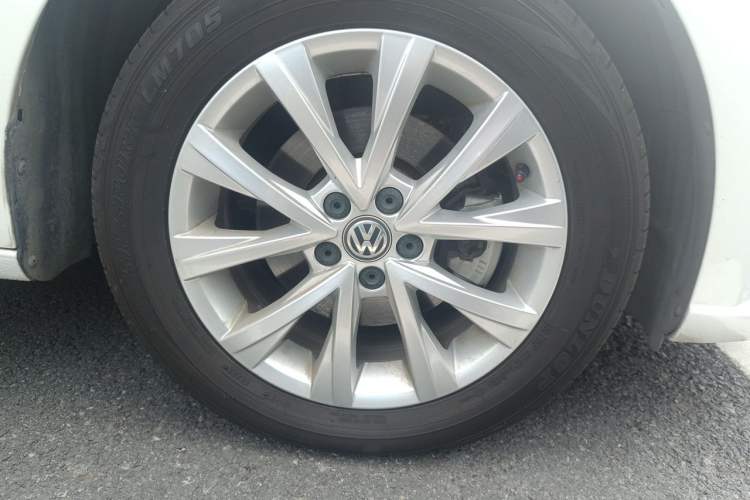 Used Volkswagen Lavida 2017 1.6L Automatic Comfort Edition Right Front Wheel Hub