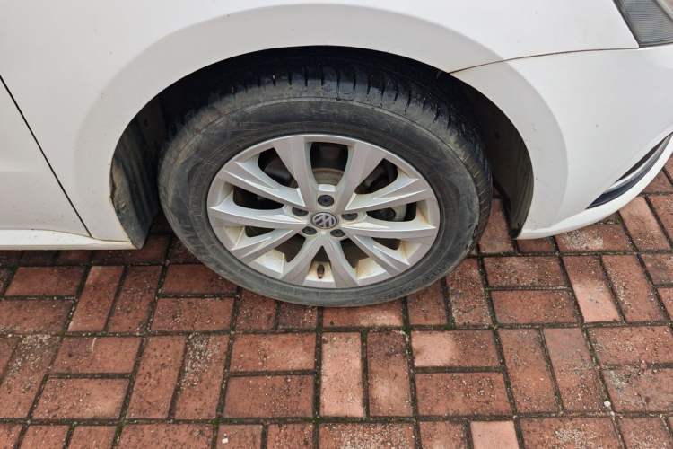 Used Volkswagen Lavida 2017 1.6L Automatic Comfort Edition Right Front Wheel Hub