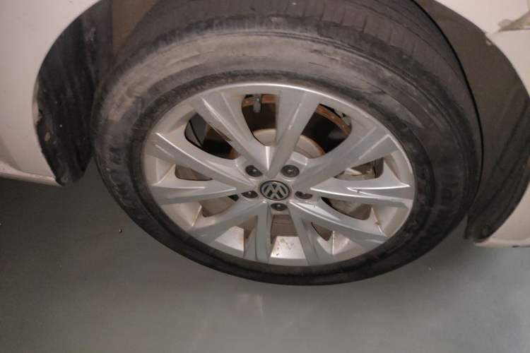 Used Volkswagen Lavida 2017 1.6L Automatic Comfort Edition Right Front Wheel Hub