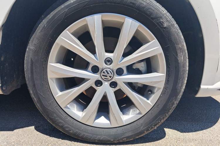 Used Volkswagen Lavida 2017 1.6L Automatic Comfort Edition Right Front Wheel Hub