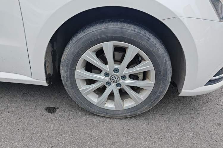 Used Volkswagen Lavida 2017 1.6L Automatic Comfort Edition Right Front Wheel Hub