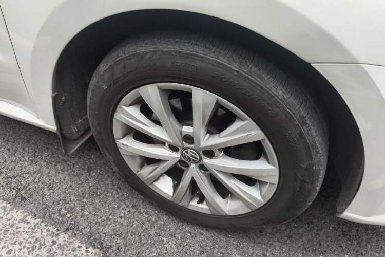 Used Volkswagen Lavida 2017 230TSI DSG Comfort Edition Right Front Wheel Hub