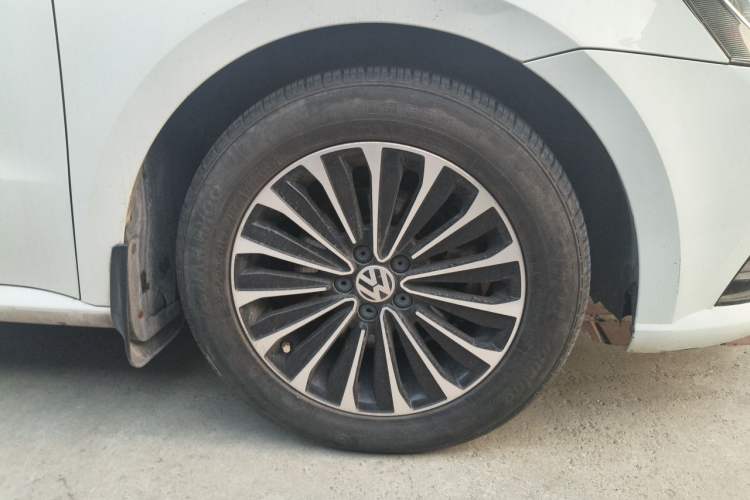 Used Volkswagen Lavida 2017 1.6L Automatic Fashion Edition Right Front Wheel Hub