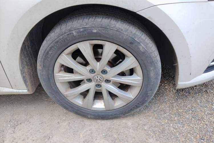 Used Volkswagen Lavida 2017 1.6L Automatic Comfort Edition Right Front Wheel Hub
