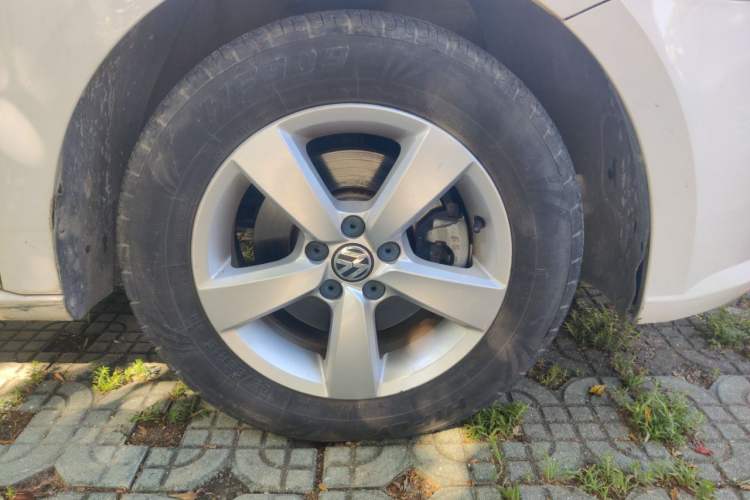 Used Volkswagen Lavida 2017 1.6L Automatic Comfort Edition Right Front Wheel Hub