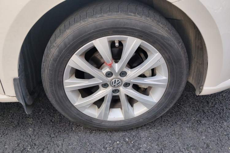 Used Volkswagen Lavida 2017 1.6L Automatic Comfort Edition Right Front Wheel Hub