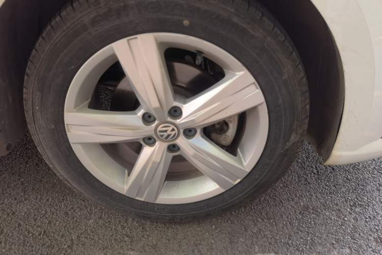 Used Volkswagen Lavida 2017 1.6L Automatic Fashion Edition Right Front Wheel Hub