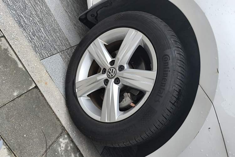 Used Volkswagen Lavida 2017 1.6L Automatic Fashion Edition Right Front Wheel Hub