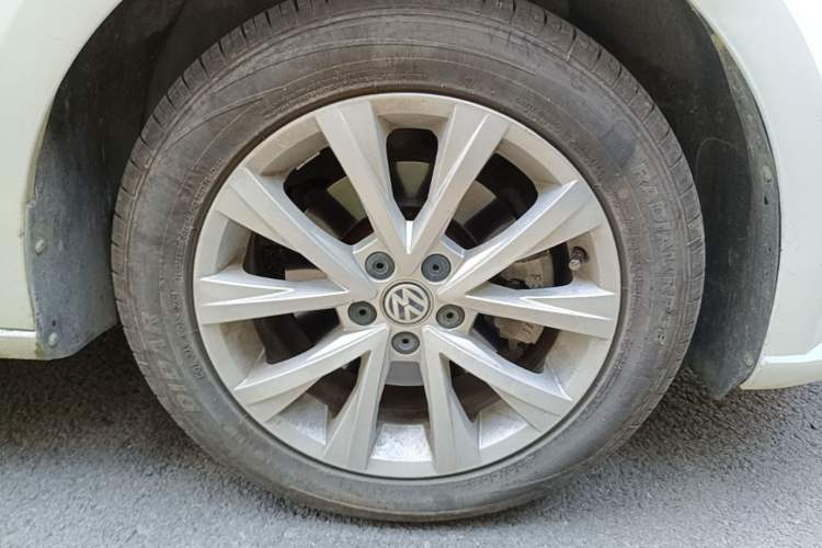 Used Volkswagen Lavida 2017 1.6L Automatic Comfort Edition Right Front Wheel Hub