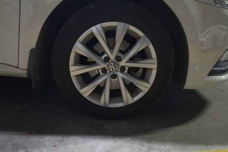 Used Volkswagen Lavida 2017 1.6L Automatic Comfort Edition Right Front Wheel Hub