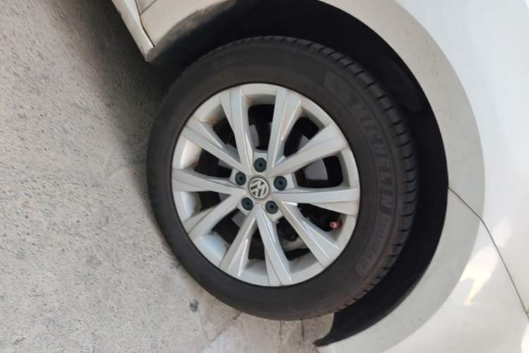 Used Volkswagen Lavida 2017 1.6L Automatic Comfort Edition Right Front Wheel Hub