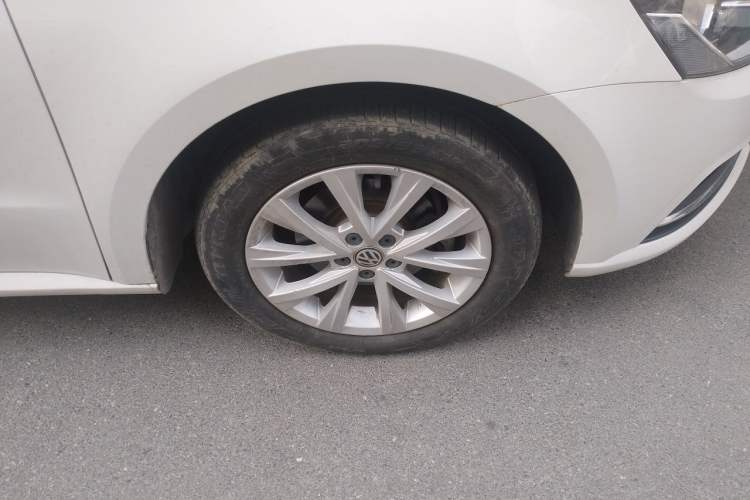 Used Volkswagen Lavida 2017 1.6L Automatic Comfort Edition Right Front Wheel Hub