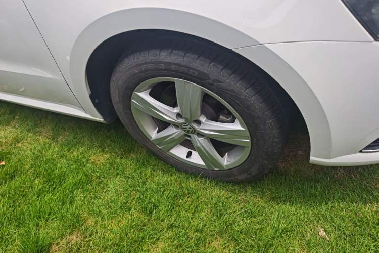 Used Volkswagen Lavida 2017 1.6L Automatic Fashion Edition Right Front Wheel Hub