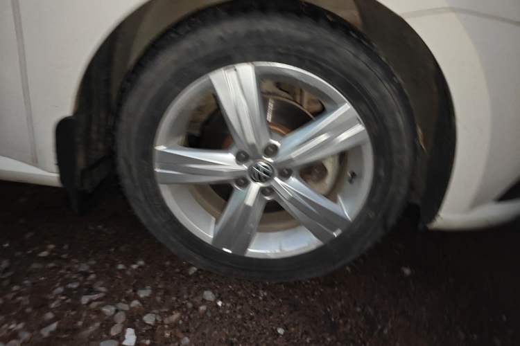Used Volkswagen Lavida 2017 1.6L Automatic Fashion Edition Right Front Wheel Hub