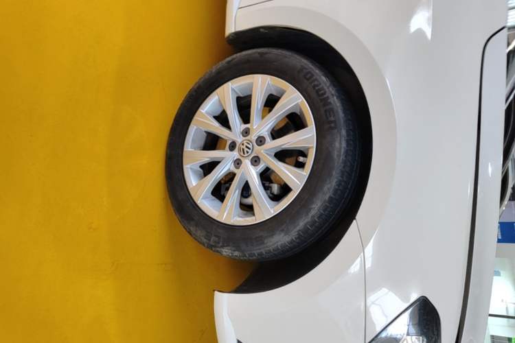 Used Volkswagen Lavida 2017 230TSI DSG Comfort Edition Right Front Wheel Hub