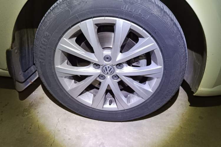 Used Volkswagen Lavida 2017 230TSI DSG Comfort Edition Right Front Wheel Hub