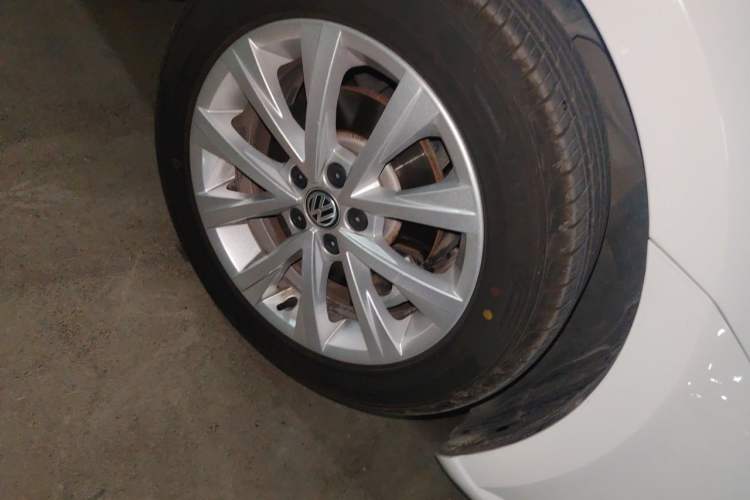 Used Volkswagen Lavida 2017 1.6L Automatic Comfort Edition Right Front Wheel Hub
