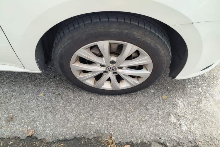 Used Volkswagen Lavida 2017 230TSI DSG Comfort Edition Right Front Wheel Hub