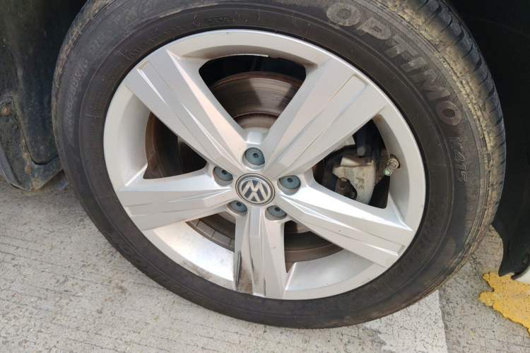 Used Volkswagen Lavida 2017 1.6L Manual Fashion Edition Right Front Wheel Hub