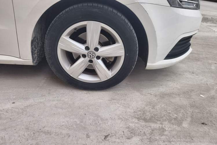 Used Volkswagen Lavida 2017 1.6L Automatic Fashion Edition Right Front Wheel Hub