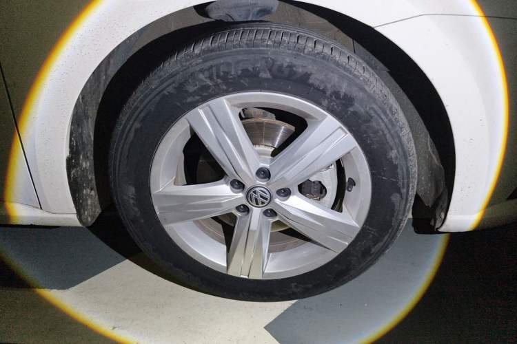Used Volkswagen Lavida 2017 1.6L Automatic Fashion Edition Right Front Wheel Hub