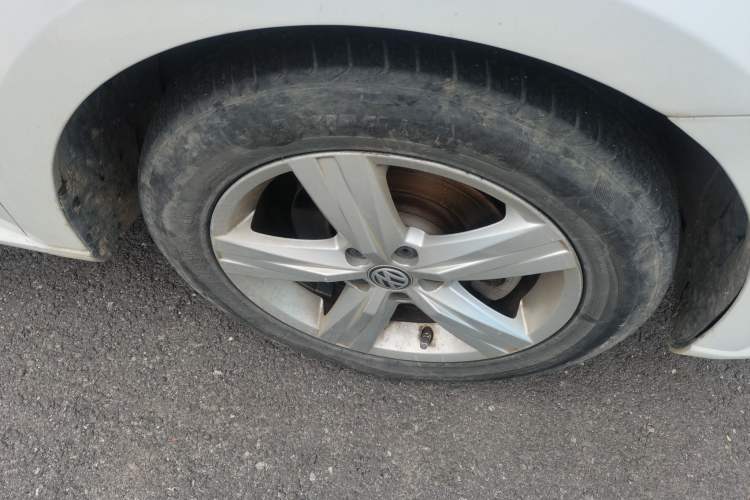 Used Volkswagen Lavida 2017 1.6L Automatic Fashion Edition Right Front Wheel Hub