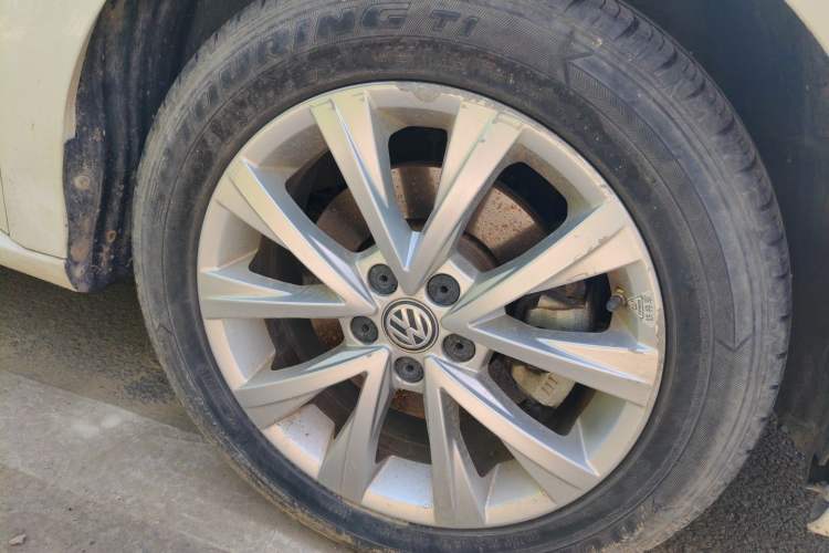 Used Volkswagen Lavida 2017 1.6L Automatic Comfort Edition Right Front Wheel Hub