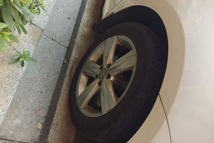 Used Volkswagen Lavida 2017 1.6L Automatic Fashion Edition Right Front Wheel Hub