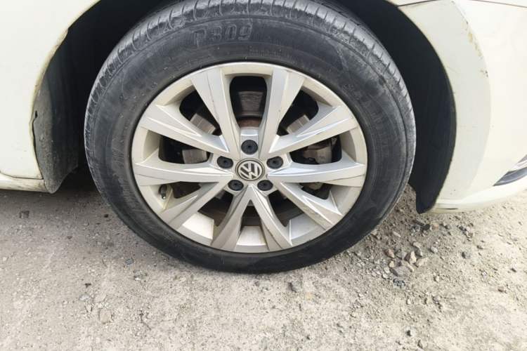Used Volkswagen Lavida 2017 1.6L Automatic Comfort Edition Right Front Wheel Hub
