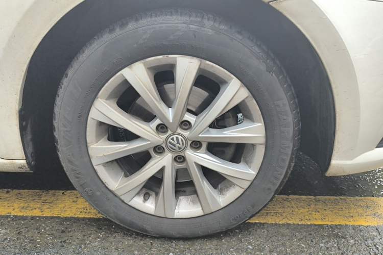 Used Volkswagen Lavida 2017 230TSI DSG Comfort Edition Right Front Wheel Hub