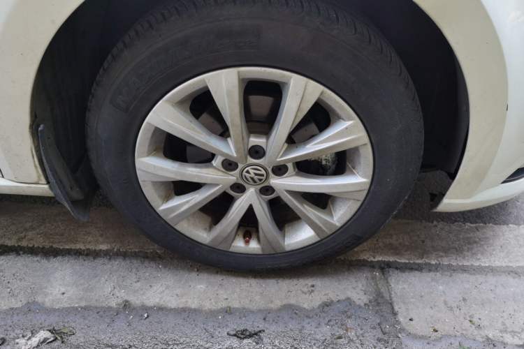 Used Volkswagen Lavida 2017 1.6L Automatic Comfort Edition Right Front Wheel Hub