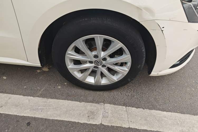 Used Volkswagen Lavida 2017 1.6L Automatic Comfort Edition Right Front Wheel Hub