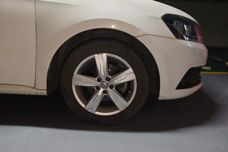 Used Volkswagen Lavida 2017 1.6L Automatic Fashion Edition Right Front Wheel Hub