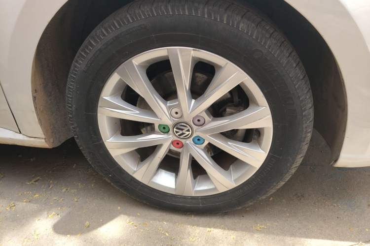 Used Volkswagen Lavida 2017 1.6L Automatic Comfort Edition Right Front Wheel Hub