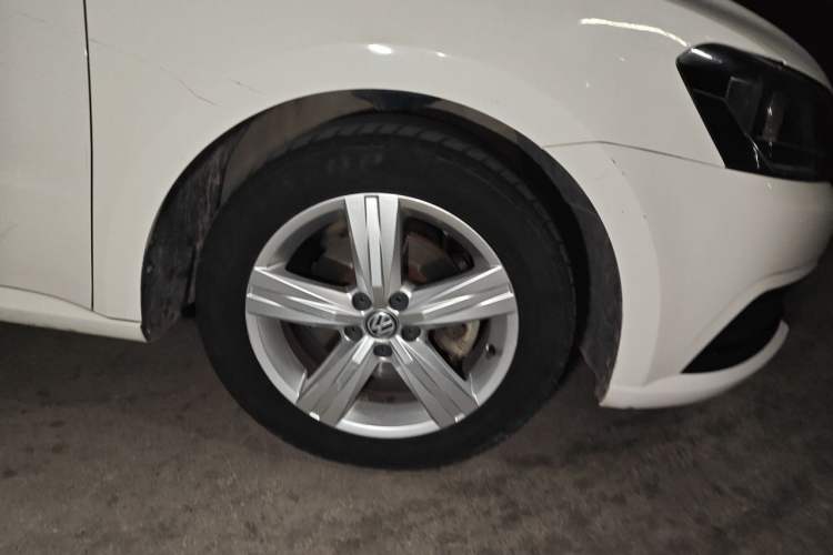 Used Volkswagen Lavida 2017 1.6L Automatic Fashion Edition Right Front Wheel Hub