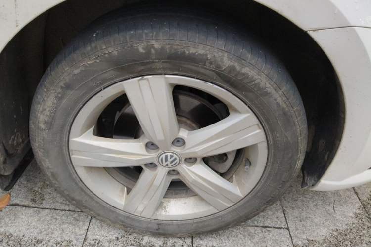 Used Volkswagen Lavida 2017 1.6L Automatic Fashion Edition Right Front Wheel Hub