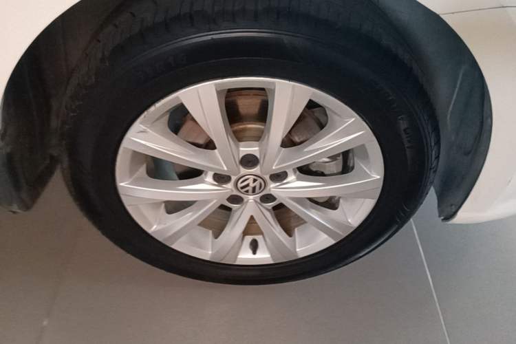 Used Volkswagen Lavida 2017 1.6L Automatic Comfort Edition Right Front Wheel Hub