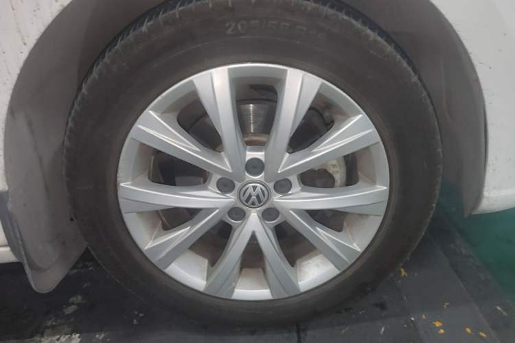 Used Volkswagen Lavida 2017 1.6L Automatic Comfort Edition Right Front Wheel Hub