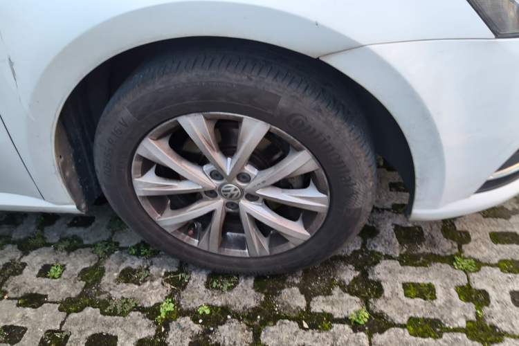Used Volkswagen Lavida 2017 1.6L Automatic Comfort Edition Right Front Wheel Hub