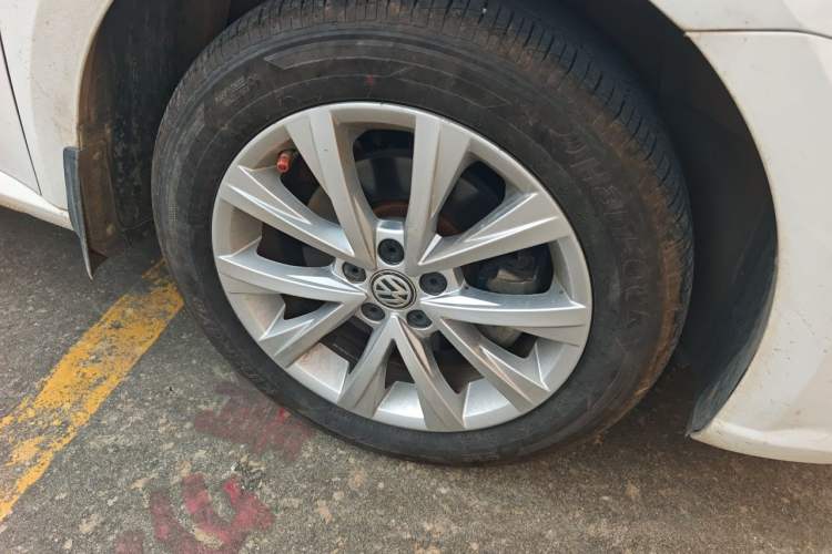 Used Volkswagen Lavida 2017 1.6L Automatic Comfort Edition Right Front Wheel Hub