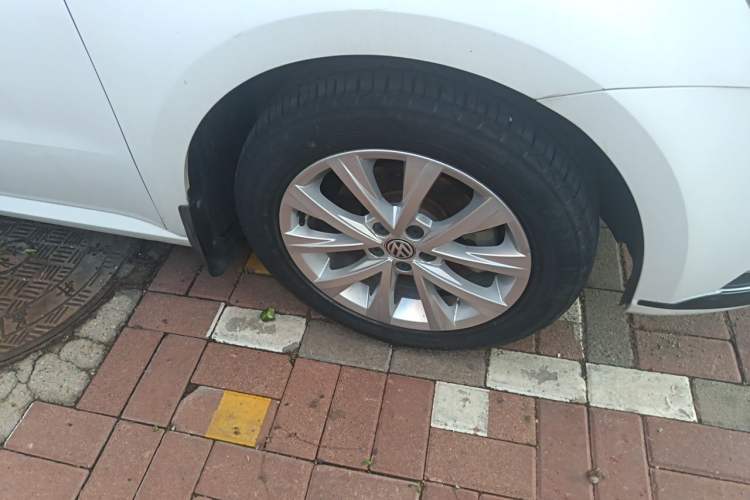 Used Volkswagen Lavida 2017 1.6L Automatic Comfort Edition Right Front Wheel Hub
