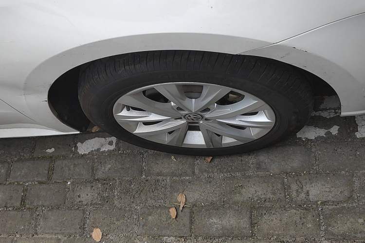 Used Volkswagen Lavida 2017 1.6L Automatic Comfort Edition Right Front Wheel Hub
