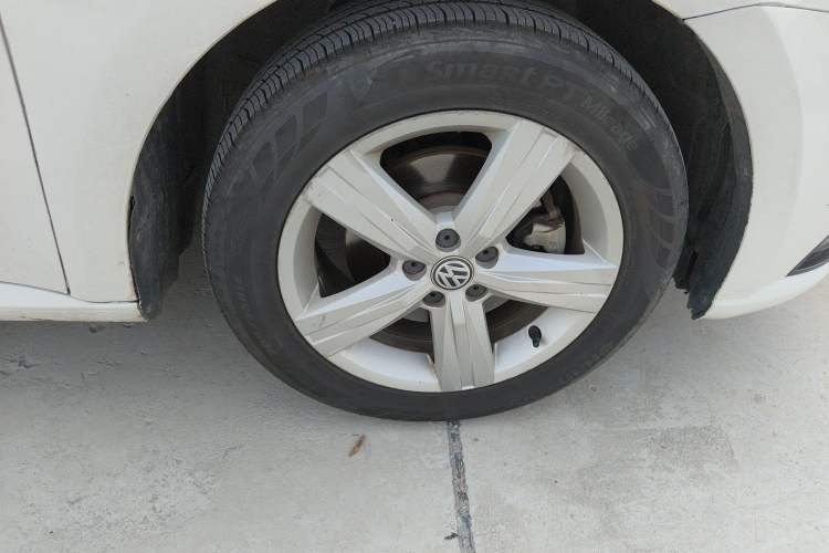 Used Volkswagen Lavida 2017 1.6L Automatic Fashion Edition Right Front Wheel Hub