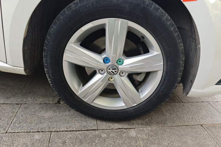 Used Volkswagen Lavida 2017 1.6L Automatic Fashion Edition Right Front Wheel Hub