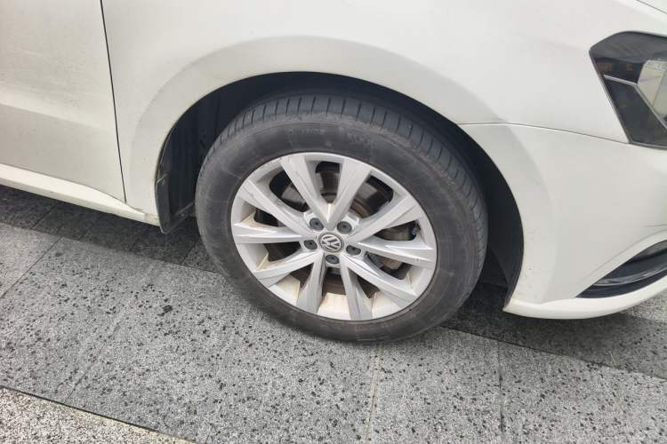 Used Volkswagen Lavida 2017 1.6L Automatic Comfort Edition Right Front Wheel Hub