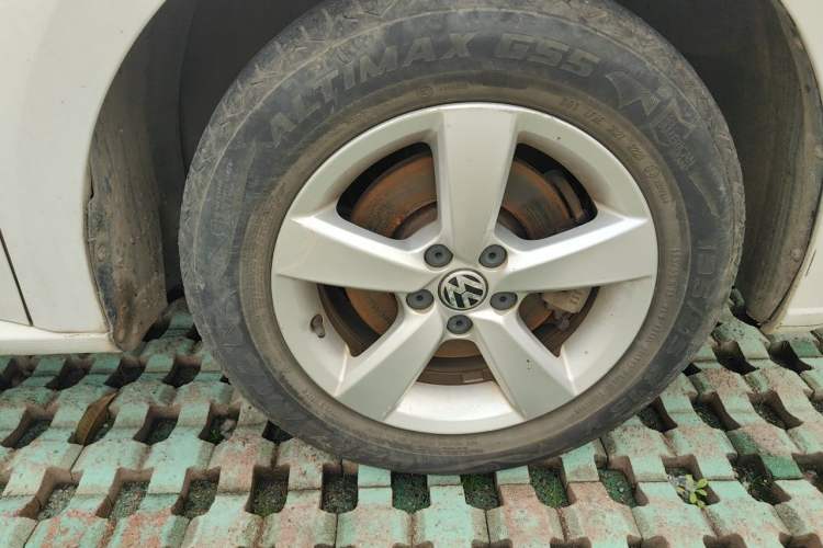Used Volkswagen Lavida  Right Front Wheel Hub