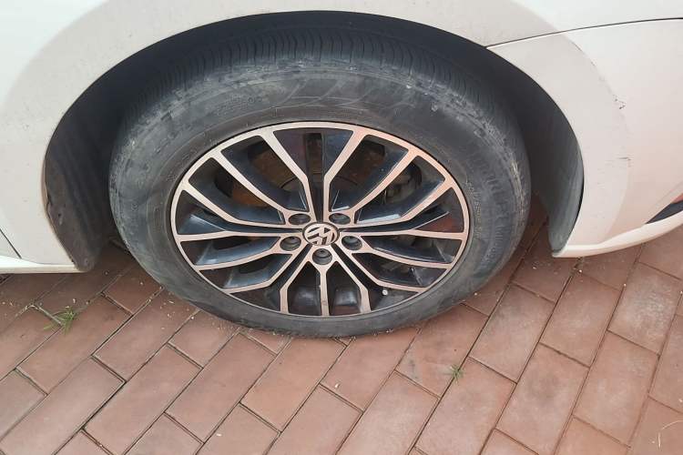 Used Volkswagen Lavida 2017 230TSI DSG Comfort Edition Right Front Wheel Hub