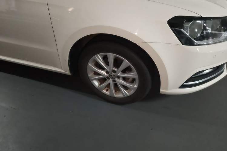 Used Volkswagen Lavida 2017 1.6L Automatic Comfort Edition Right Front Wheel Hub
