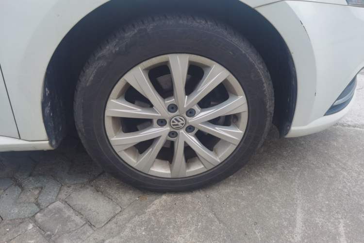 Used Volkswagen Lavida 2017 1.6L Automatic Comfort Edition Right Front Wheel Hub